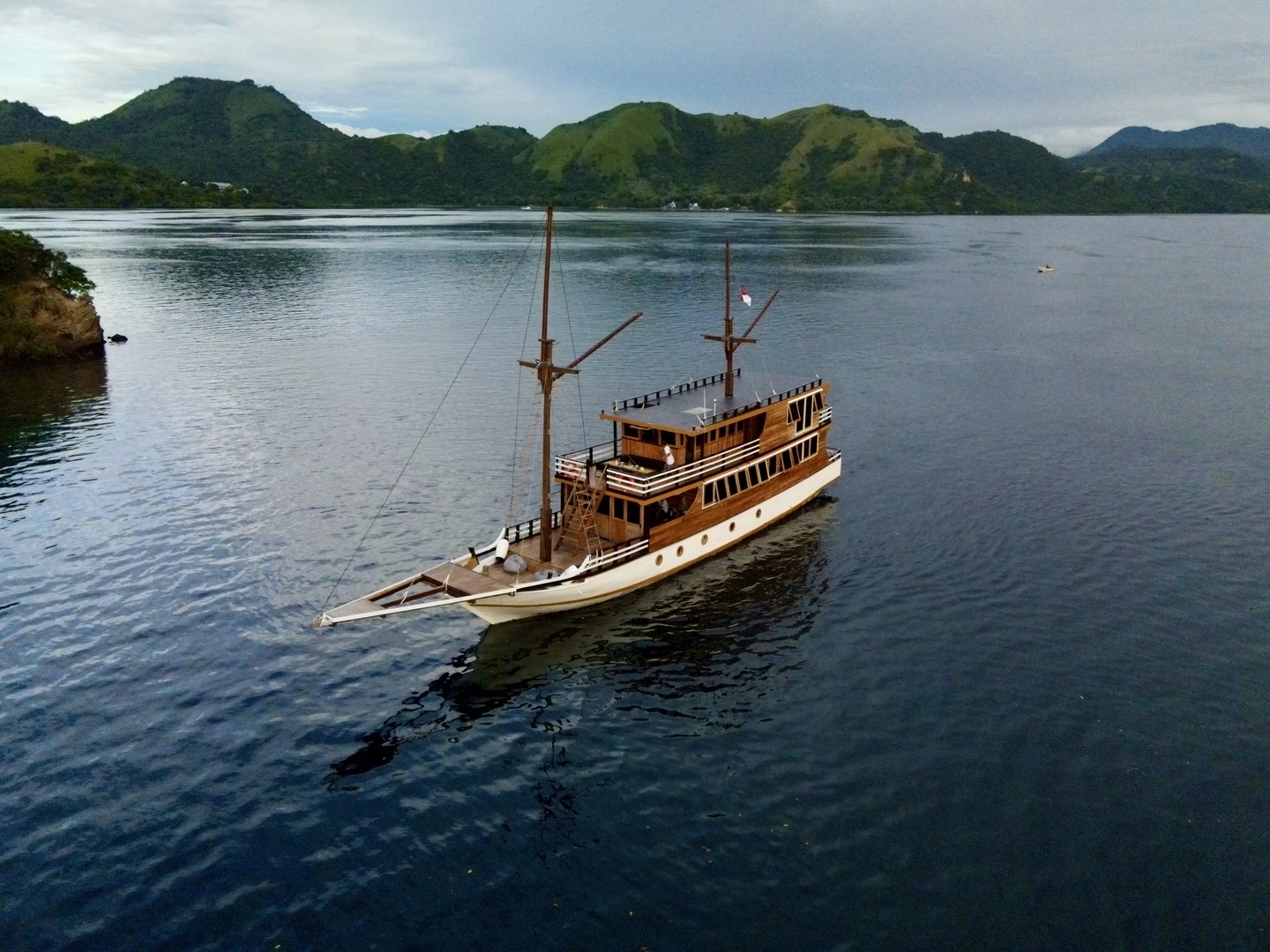 Open Trip 3D2N by Bajo Sunset Voyages Deluxe Phinisi - Komodo Sharing Tours