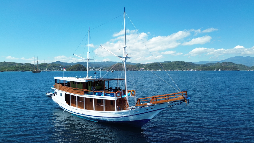 Open Trip 2D1N by Nemmo Deluxe Phinisi - Komodo Sharing Tours