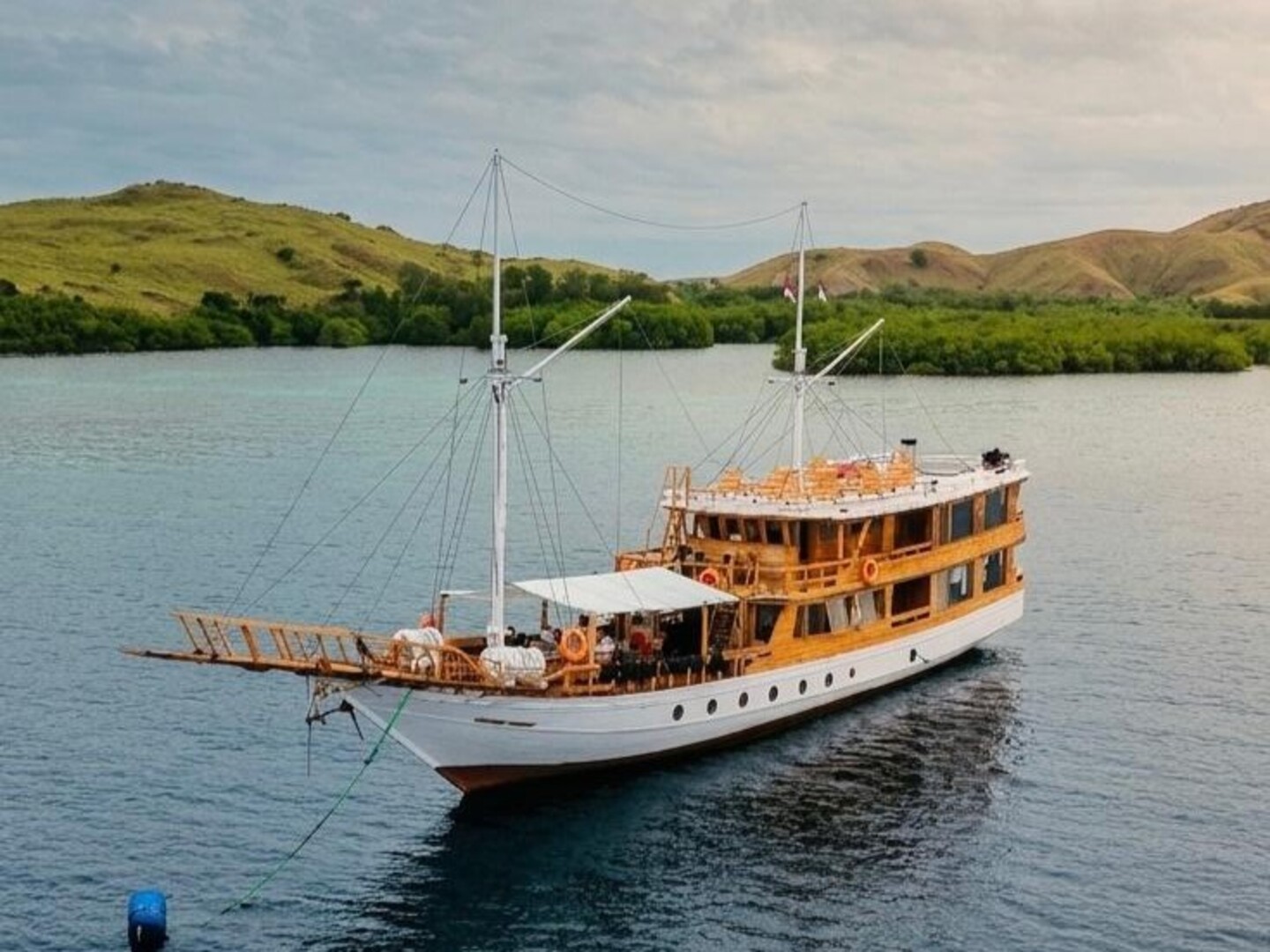 Open Trip 3D2N by Medina Mecca Deluxe Phinisi - Komodo Sharing Tours